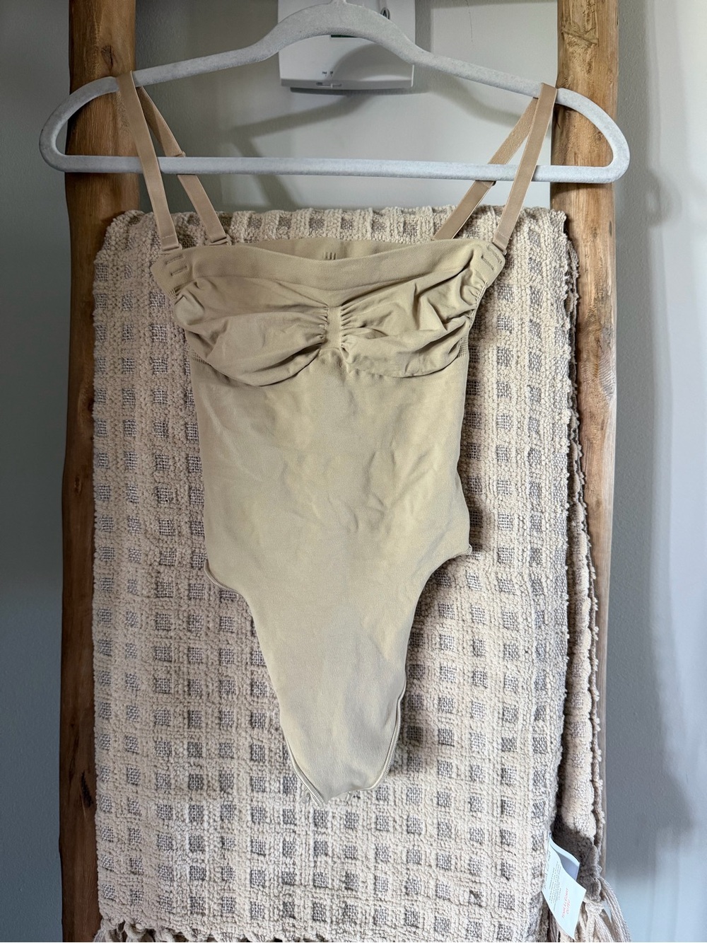 ✨ SKIMS Seamless Sculpt Strapless Thong Bodysuit ✨